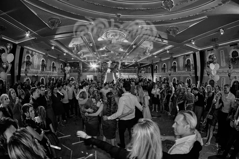 De volle zaal aan het eind van de avond