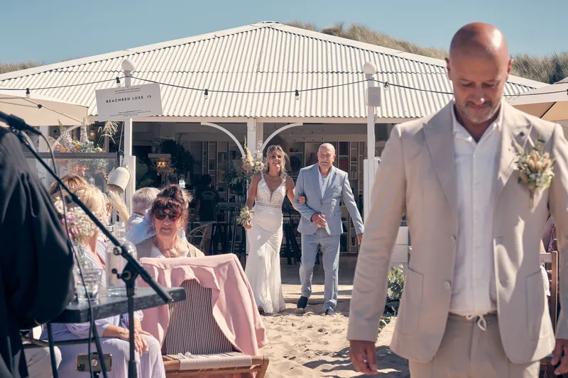 Pascal wacht op het strand bij Beachclub Naturel