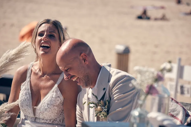 Jolanda en Pascal lachen samen op het strand