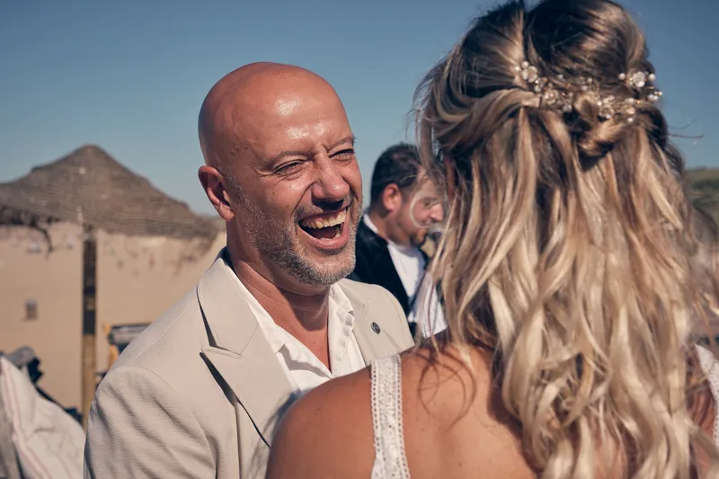 Pascal lacht naar Jolanda tijdens de ceremonie