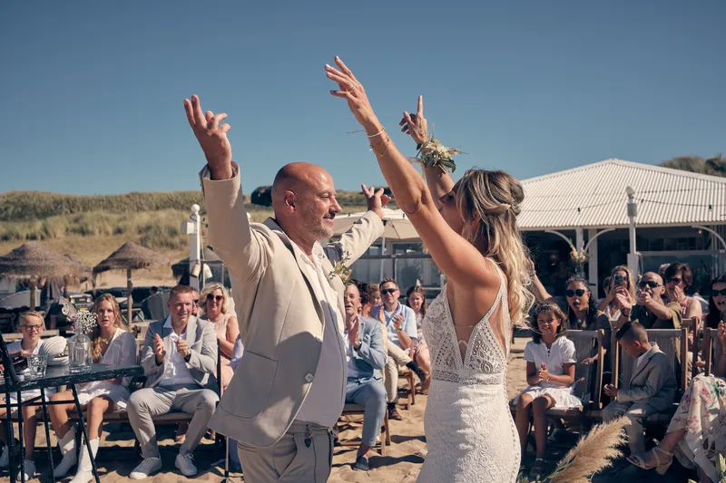 Jolanda en Pascal juichen met hun armen in de lucht