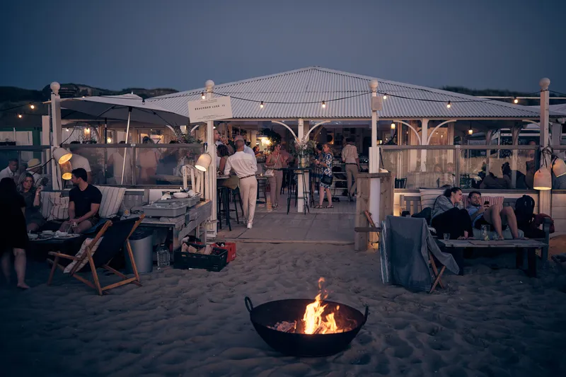 Een vuurkorf op het strand bij Naturel