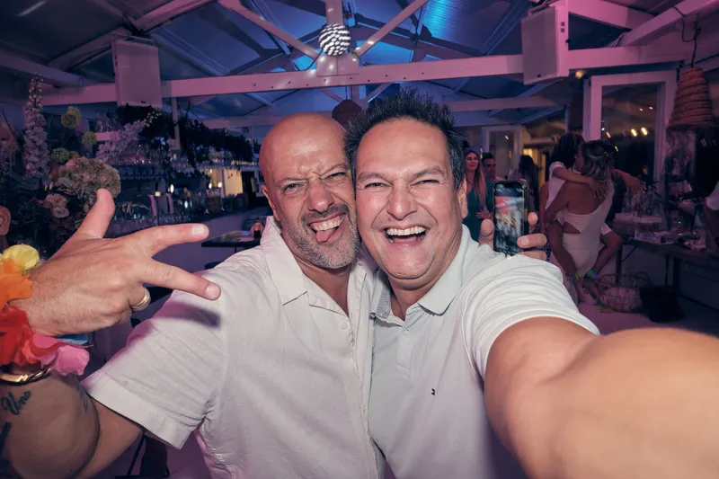 Twee gasten maken een selfie