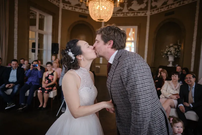 Niels en Margueritte kussen tijdens de ceremonie in Paviljoen De Witte