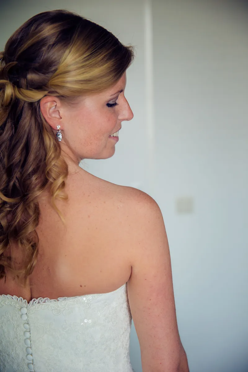 Nienke kijkt over haar schouder in haar jurk