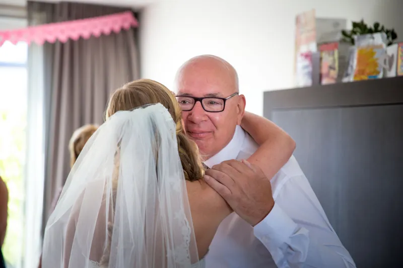 Nienke wordt omhelsd door haar vader