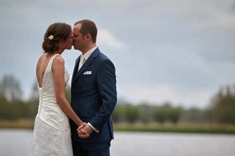 Elise en Maarten aan de oever van de Noord Aa