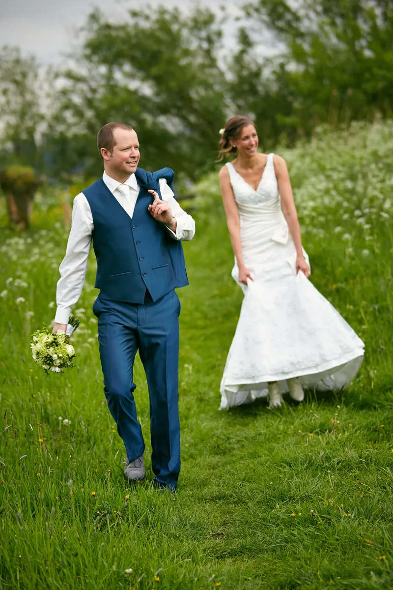 Elise en Maarten lopen hand in hand door het weiland