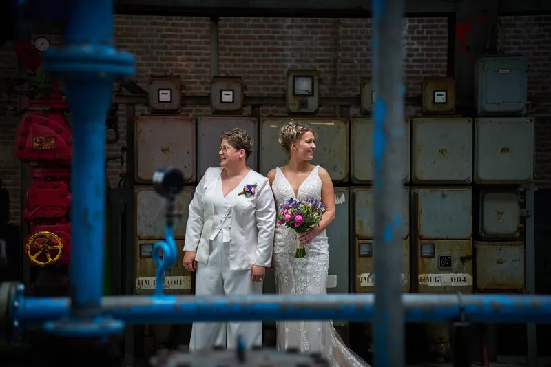 Froukje en Mireille naast elkaar voor blauwe leidingen en oude kasten