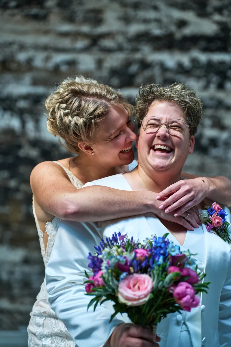 Mireille slaat haar armen om Froukje heen, die het uitschatert