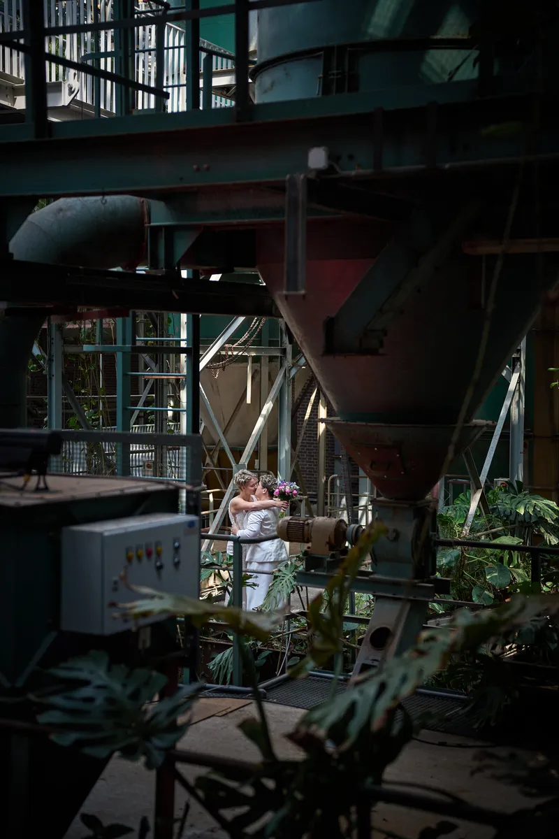 Froukje en Mireille tussen de oude machines