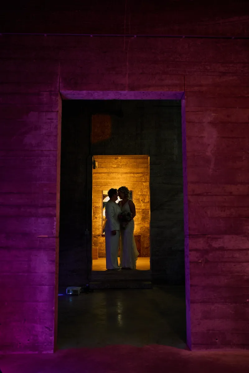 Froukje en Mireille als silhouet in een verlichte deuropening tegen een paarse muur