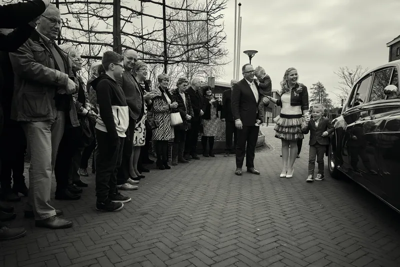De gasten staan in een haag voor de ingang
