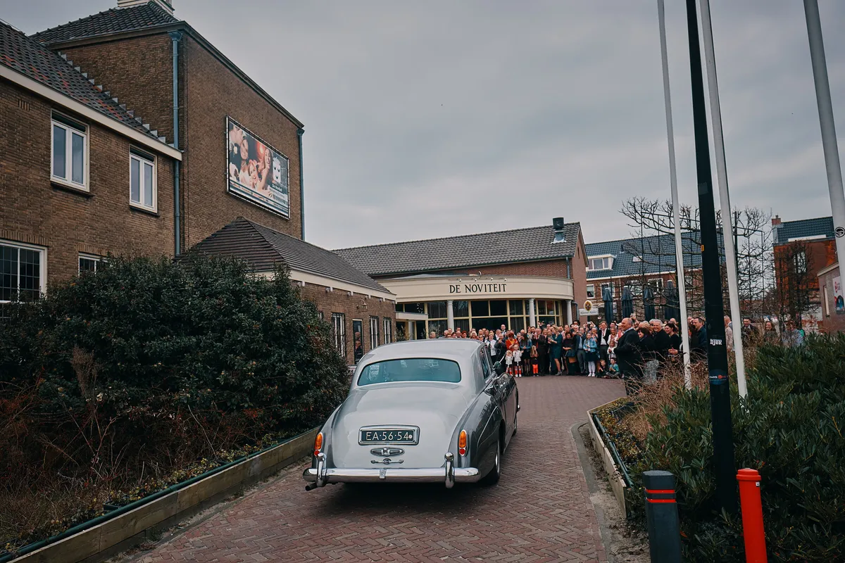 De Noviteit in Monster van buiten, met een Rolls-Royce op de oprit