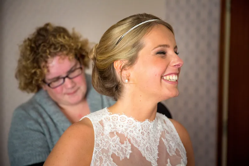Ingeborg lacht terwijl haar haar wordt gedaan