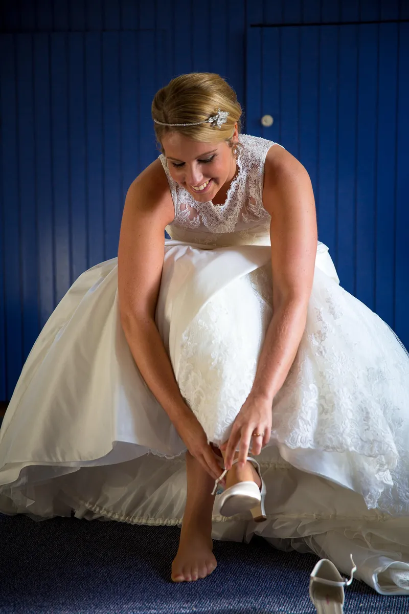 Ingeborg doet haar schoenen aan