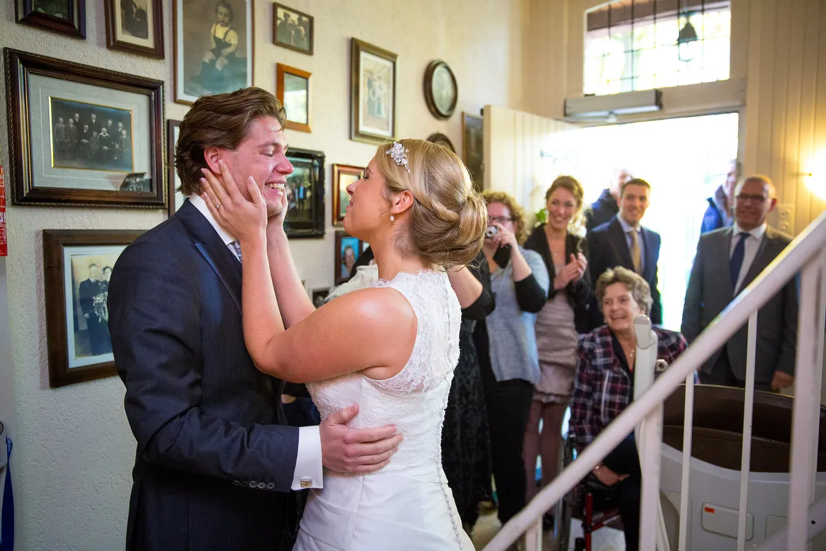 Martijn en Ingeborg zien elkaar onderaan de trap