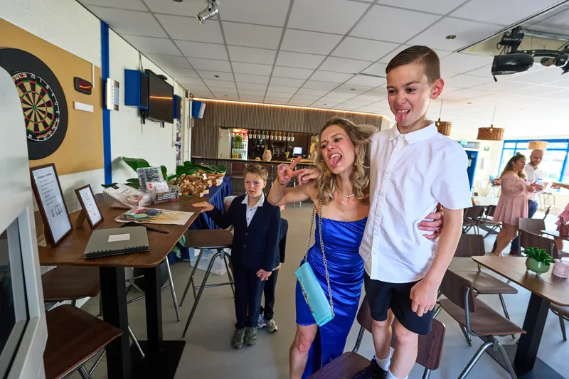 Gasten lachen samen in de kantine