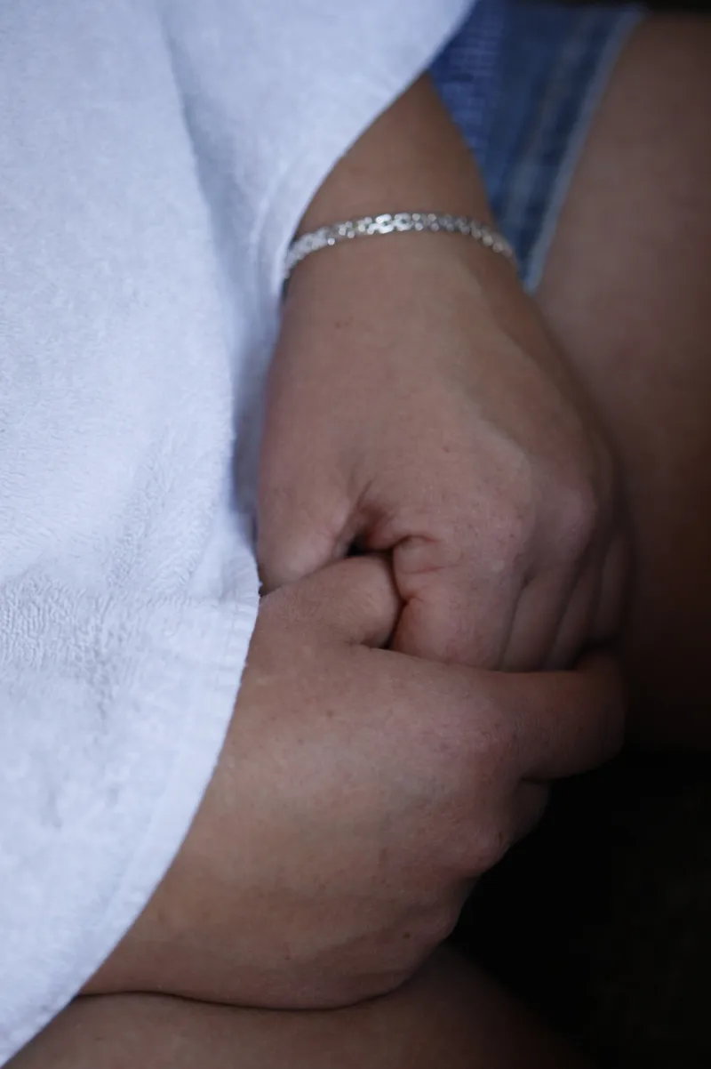 Twee handen met een armbandje