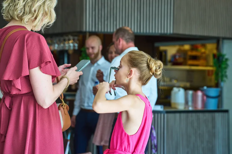 Gasten bij de bar van de kantine