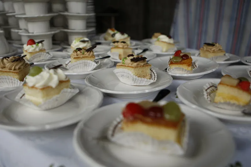Gebakjes op schoteltjes staan klaar voor de koffie