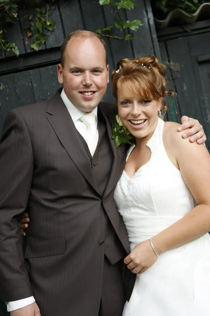 Robert-Jan en Yvonne lachend tegen een groene schutting