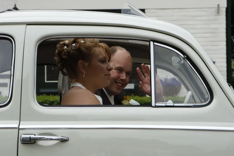 Yvonne en Robert-Jan zwaaien vanuit de Kever