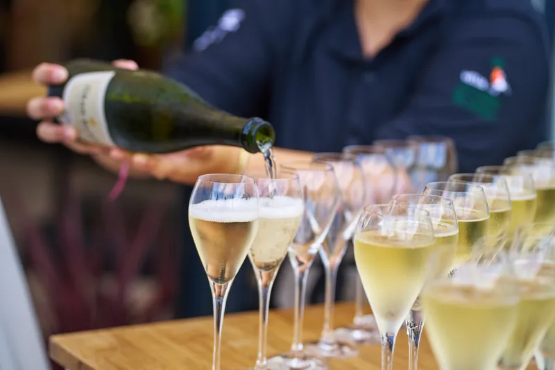 De champagne wordt ingeschonken