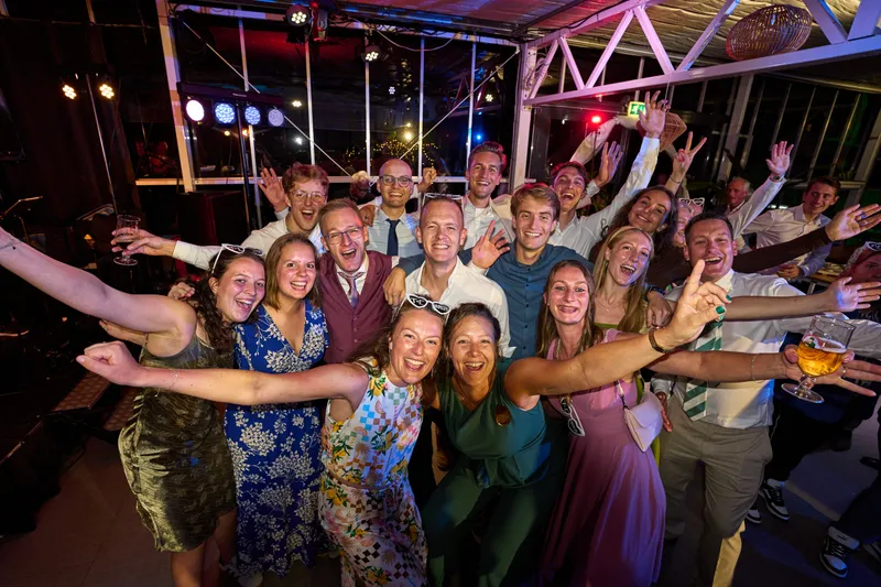 De volle dansvloer met de armen omhoog