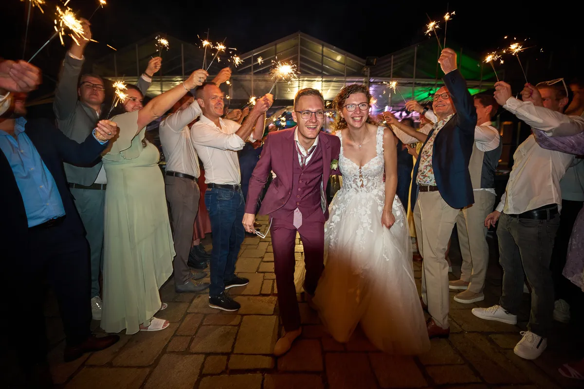 Emmely en Tom worden uitgezwaaid tussen de gasten