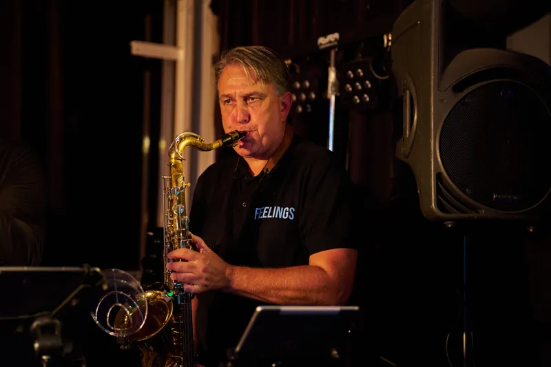 De saxofonist van de band