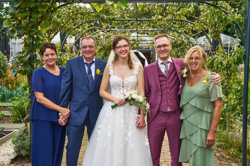 Emmely en Tom met familie onder de pergola