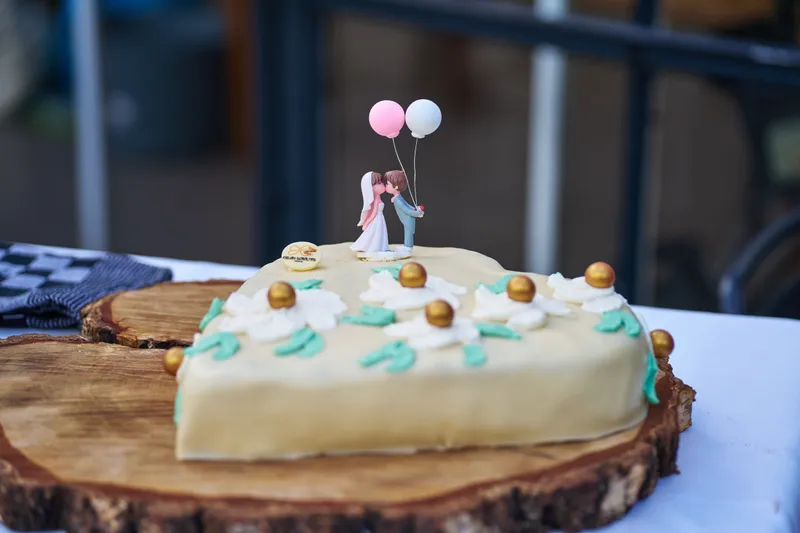 De bruidstaart met twee ballonnetjes erop