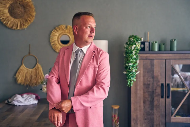 Olav in zijn roze pak in de woonkamer