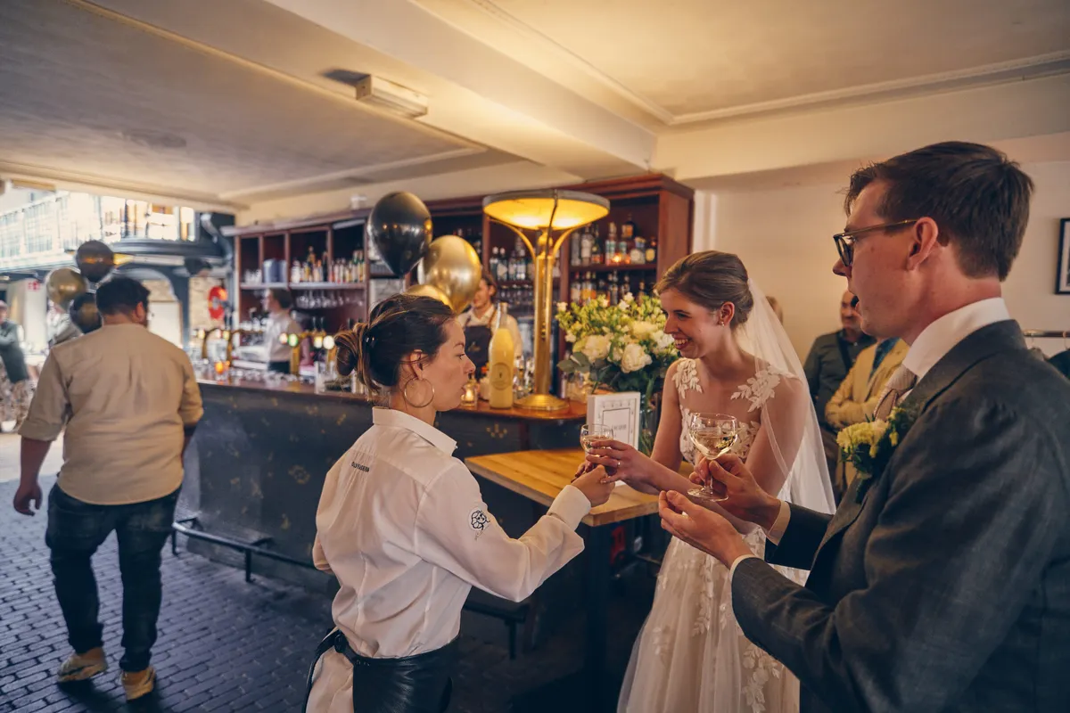 Yvo en Marjolijn proosten aan de bar van Old Fashion