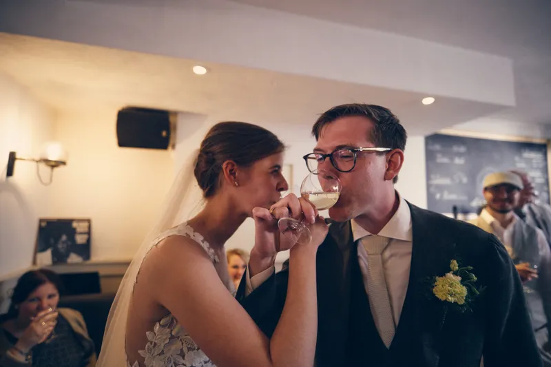 Yvo en Marjolijn proeven van de taart