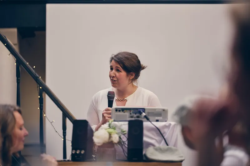 Een gast houdt een speech