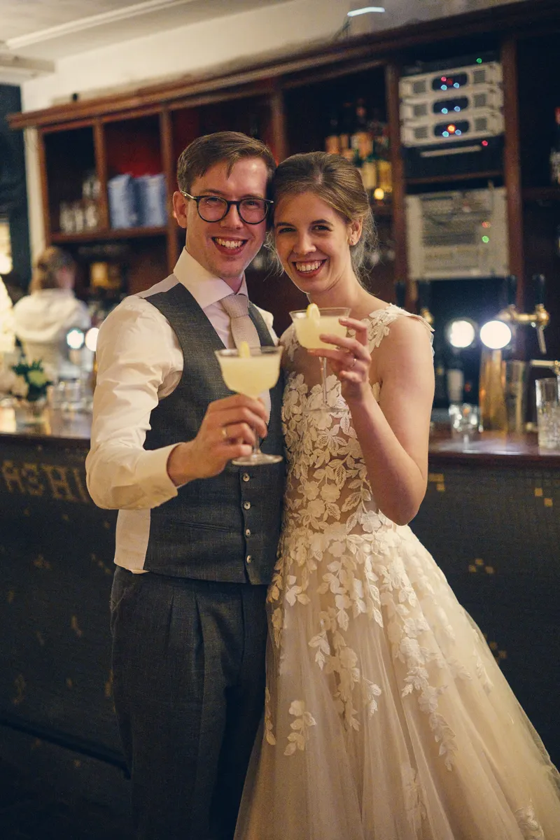 Yvo en Marjolijn proosten met een cocktail aan het eind van de avond