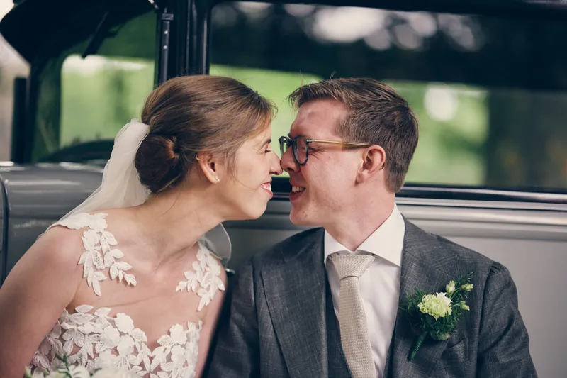 Yvo en Marjolijn dicht bij elkaar voor de oldtimer