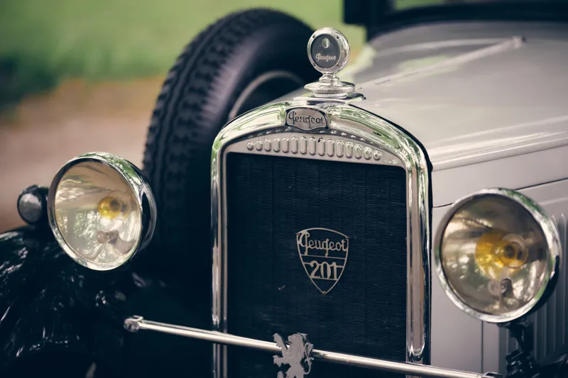 De koplampen en de grille van de oldtimer