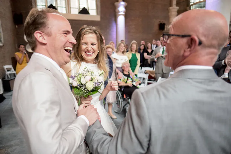 Mary wordt door haar vader naar voren gebracht, tussen de gasten