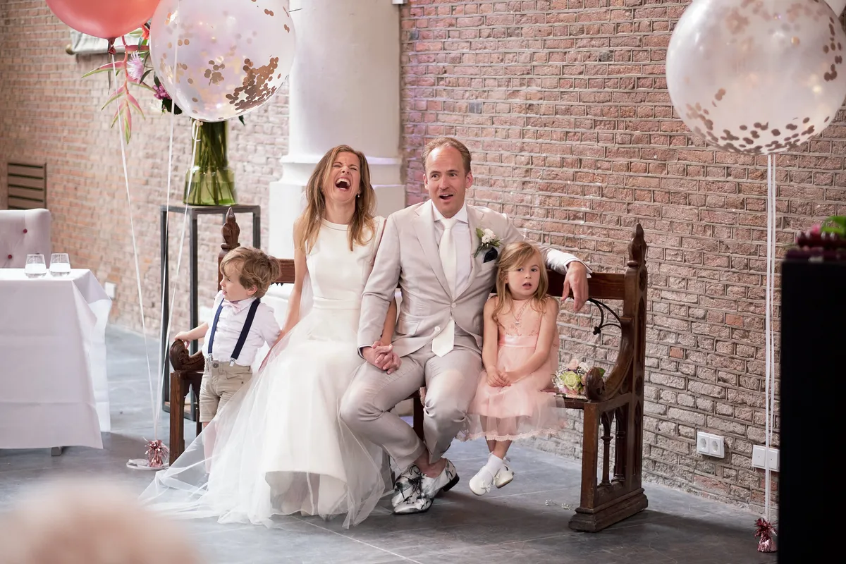 Mary, Jasper en de kinderen op een houten bank tijdens de ceremonie