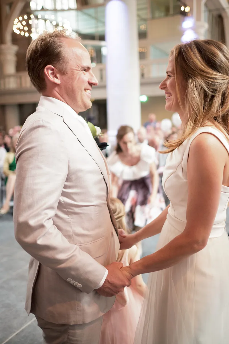 Mary en Jasper houden elkaars handen vast