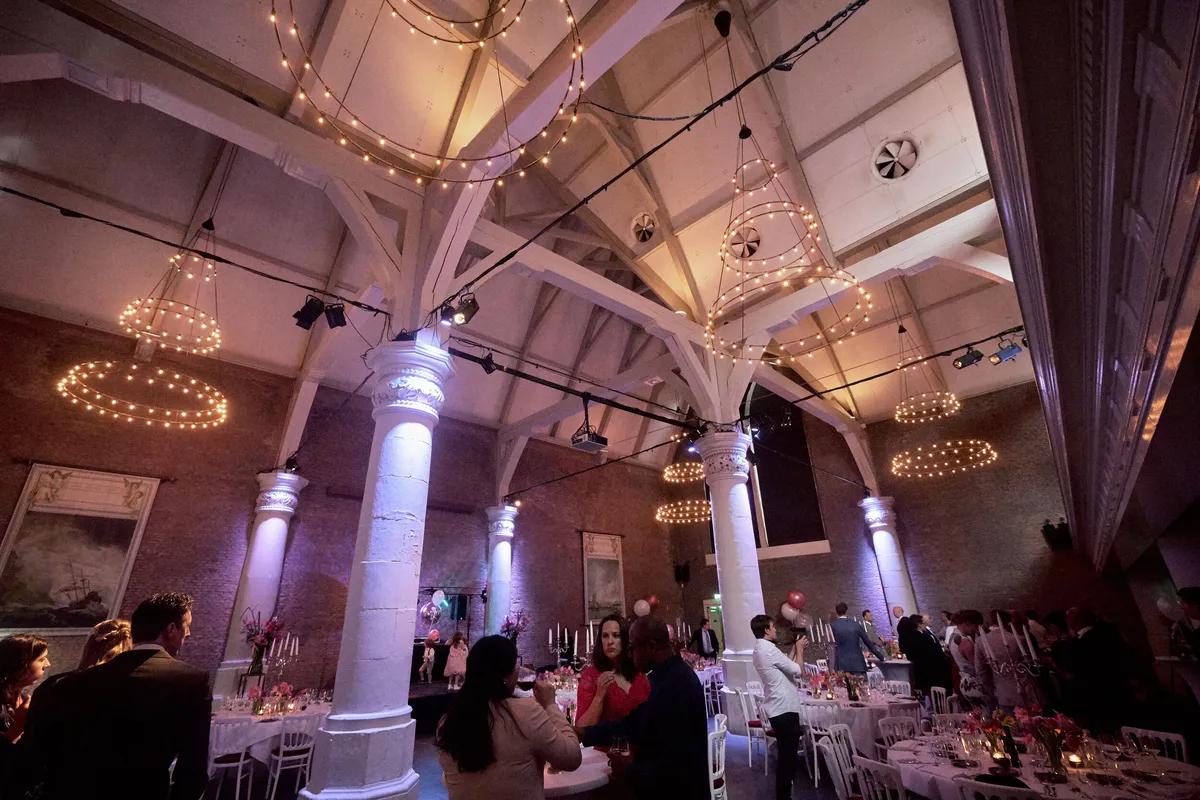 De gedekte zaal van de Sint-Olofskapel met kroonluchters van lichtjes