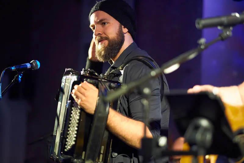 De accordeonist van de band