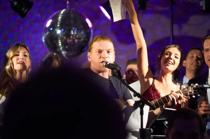 De zanger en een zangeres van de band