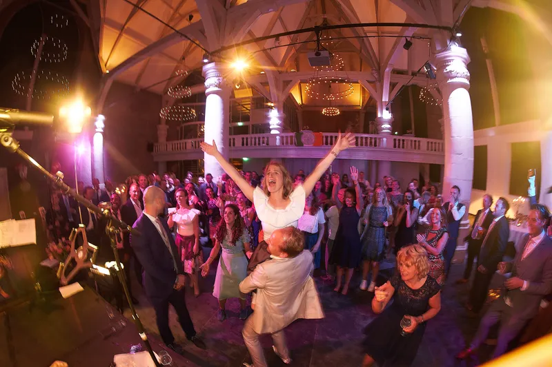 Mary wordt opgetild, de hele zaal danst