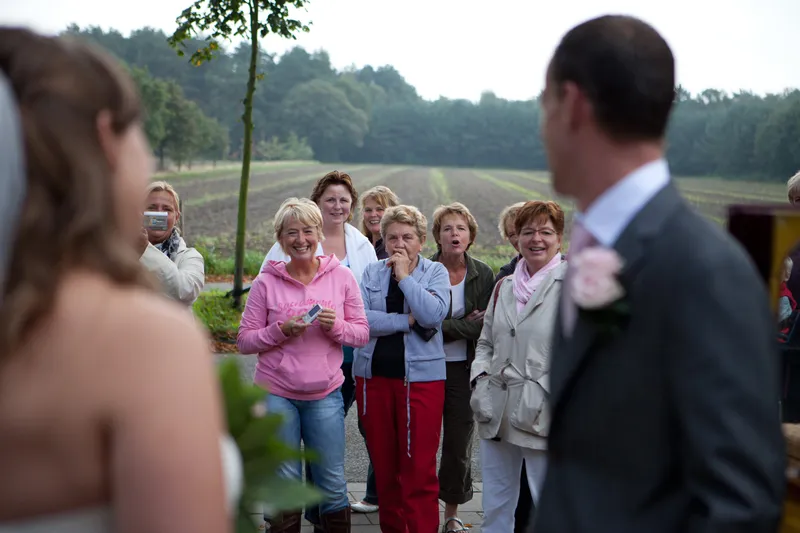Jorinda van achteren, de familie staat te kijken bij het vertrek