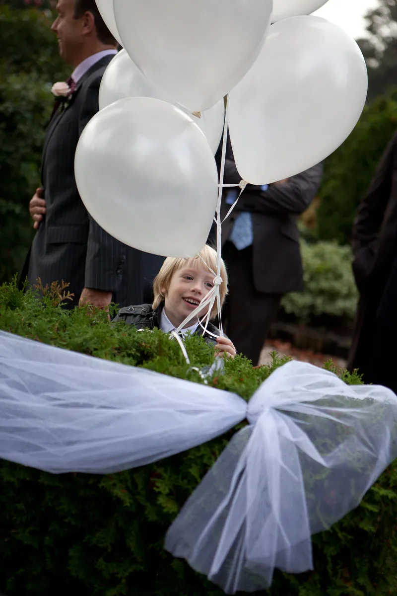 Witte ballonnen en tule aan de heg