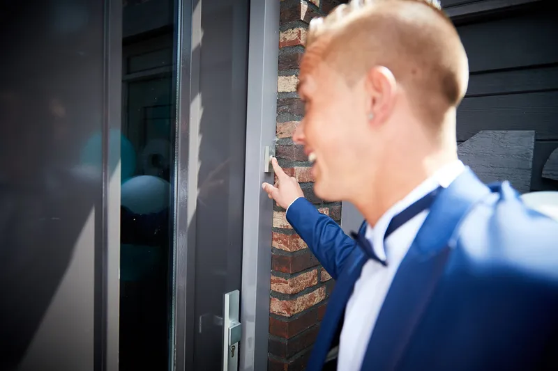 Jeffrey wacht bij de voordeur